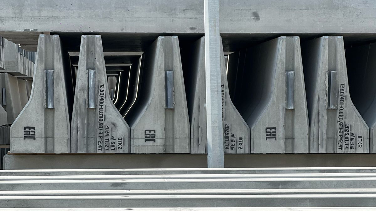 Тяжелый железобетон чаще выбирают для дорожных ограждений